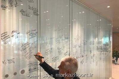 امضای دیوار قهرمانان المپیک توسط دکتر سجادی بعد از دیدار با باخ