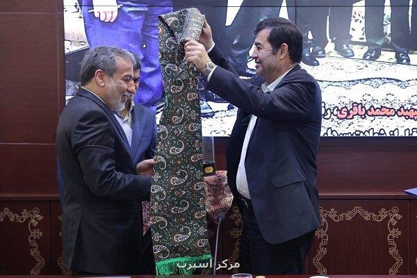 اهدای شال پهلوانی به وزیر امور خارجه