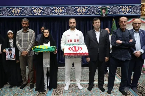 بدرقه پرچمداران کاروان فرشته های میناب در رواق الذکر حرم رضوی
