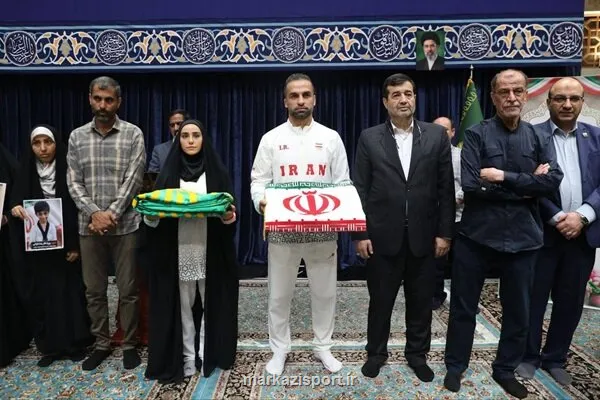 بدرقه پرچمداران کاروان فرشته های میناب در رواق الذکر حرم رضوی